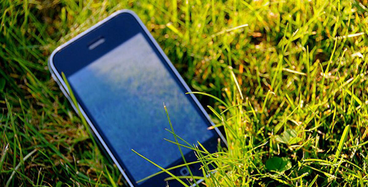 Trova uno smartphone tra i rifiuti, operatore Tekra cerca la proprietaria e lo riconsegna -