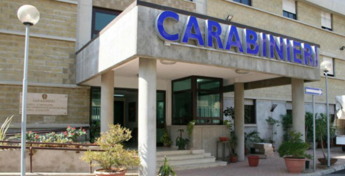 Un giovane cerca di entrare con un coltello nella caserma dei carabinieri, è in stato di fermo - 