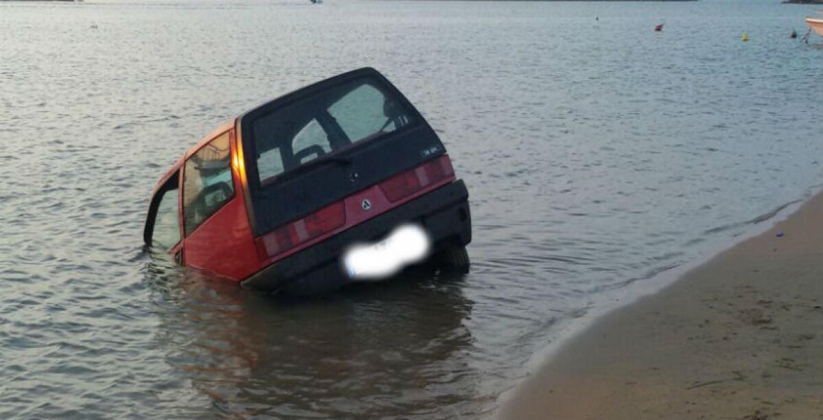 Si appartano al porto rifugio ma la loro auto finisce in mare, la disavventura di due giovani - 