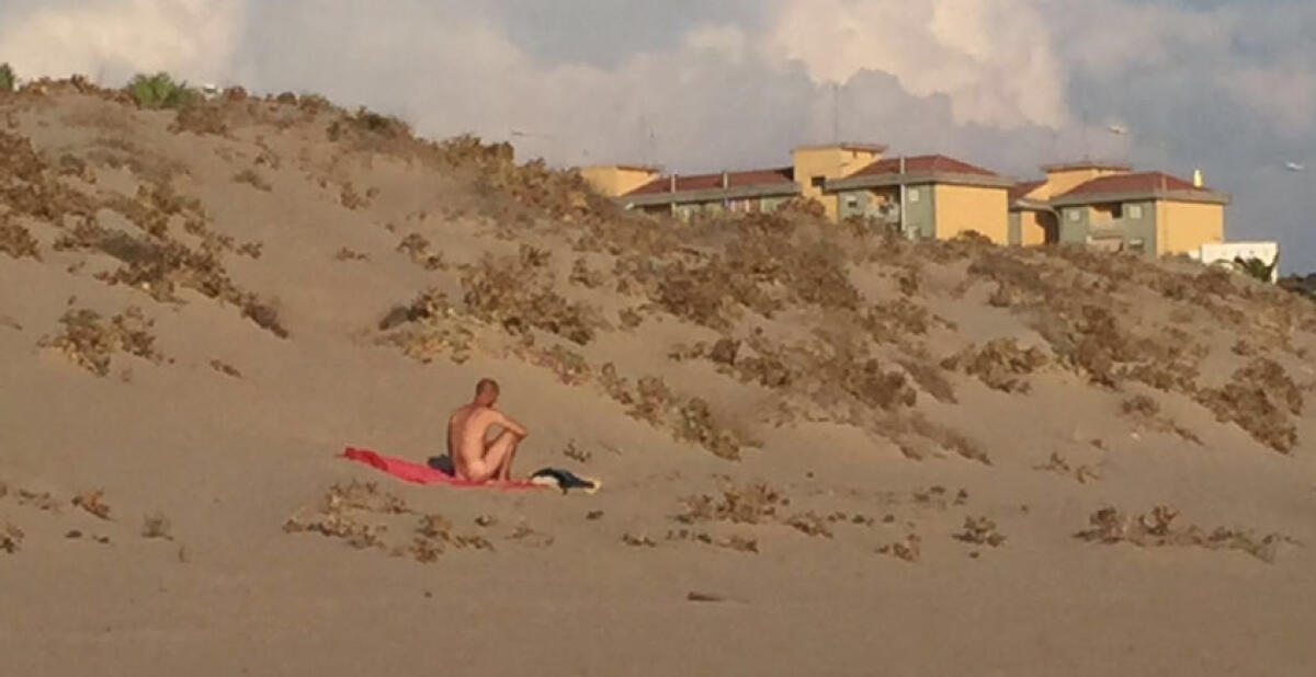 Nudista per caso ma nella spiaggia sbagliata, imbarazzo a Macchitella - 