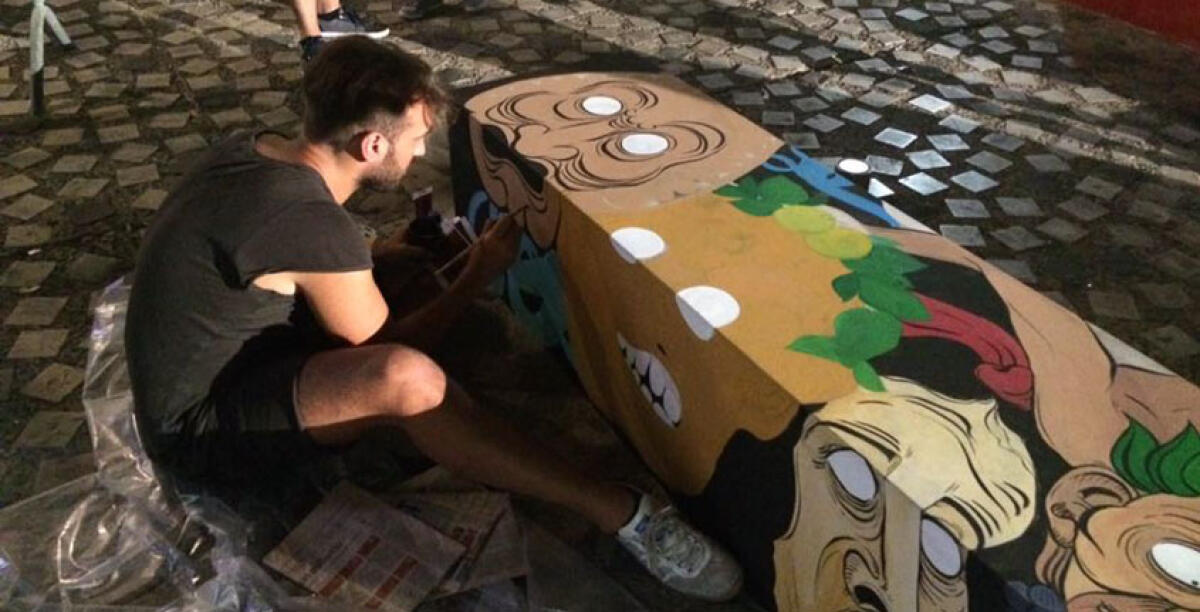 L'Eschilo seduto in piazza Sant'Agostino, panchine decorate dagli artisti di strada - 