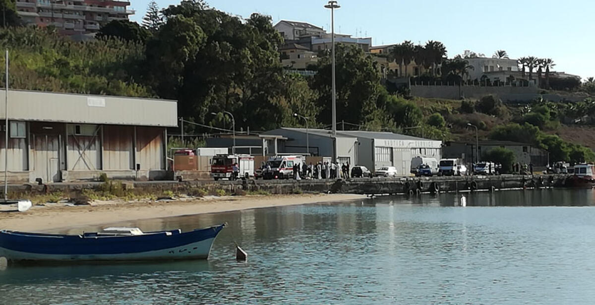 Finisce in mare a bordo della sua auto, morta una donna al porto rifugio - 