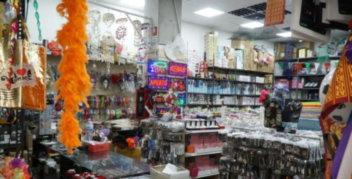 Raid in un negozio di proprietà di cittadini cinesi, il titolare colpito a calci e pugni: due a processo - 