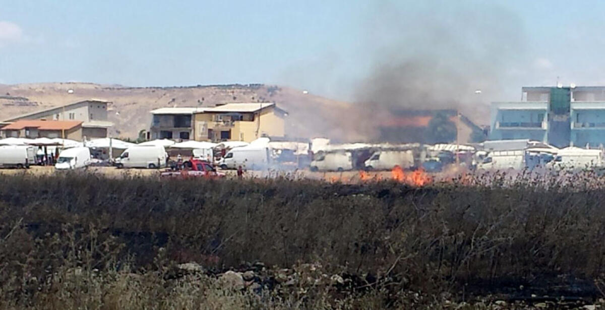 Rischio incendi alla Cittadella, i proprietari devono bonificare i terreni incolti: le fiamme lambirono le bancarelle - 