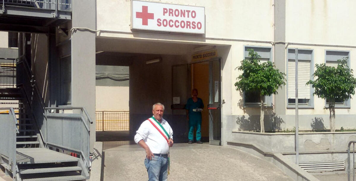 L'ufficio di gabinetto trasferito nell'androne del pronto soccorso, la protesta del sindaco La Rosa - 