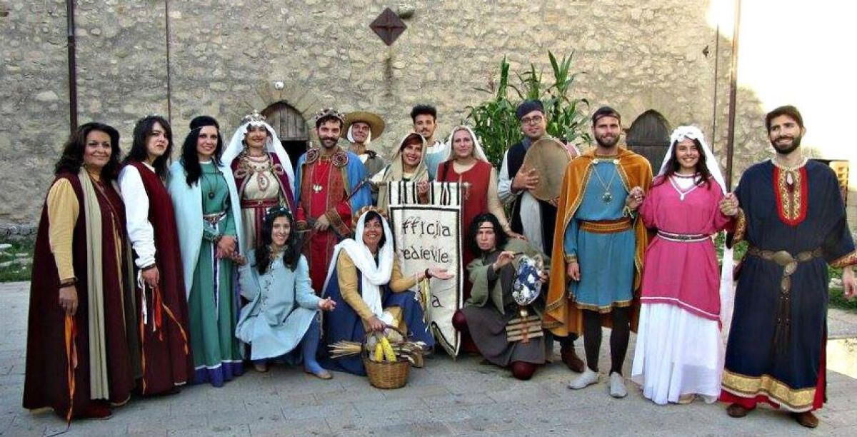 Atmosfera medioevale con il primo palio dell'Alemanna, auto d'epoca in centro - 