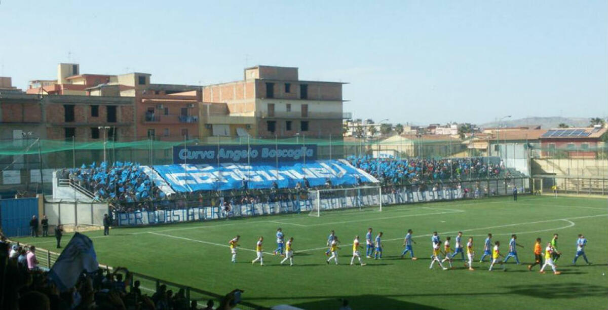 Il Gela si prepara per l'esordio a Pomigliano, atteso l'annuncio del nuovo allenatore - 