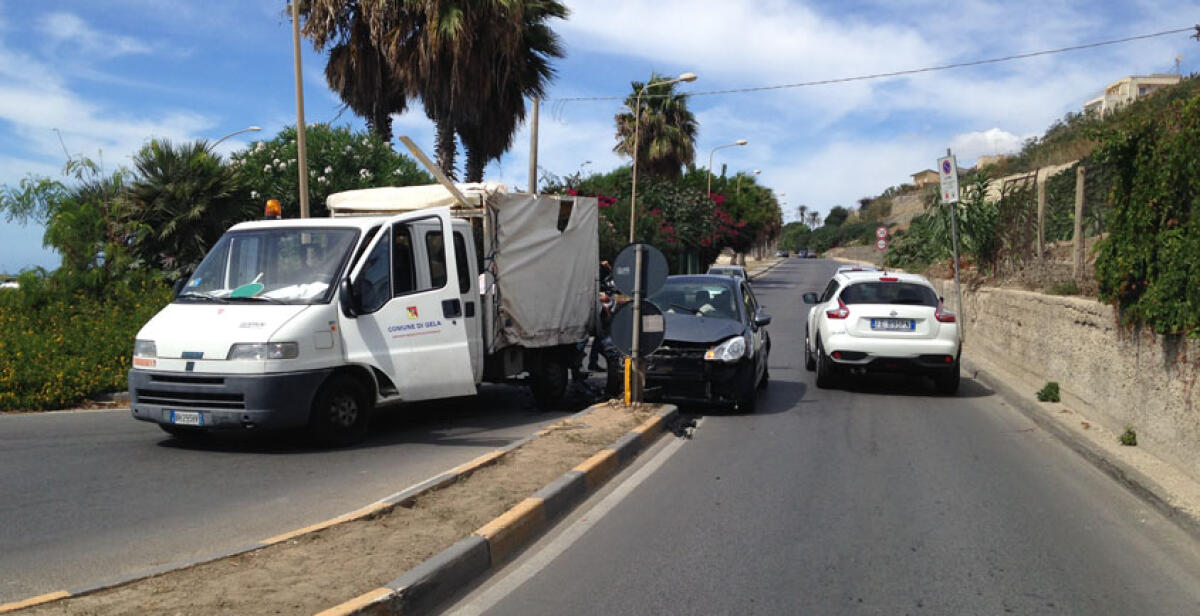 Spettacolare incidente in via Borsellino, coinvolte due auto ed un furgone del Comune - 