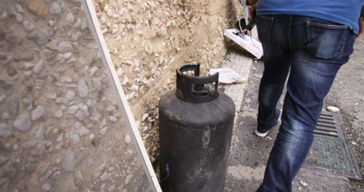 L'ex fidanzata presa di mira, una bombola e il gas aperto in casa per minacciarla: condannato un giovane - 