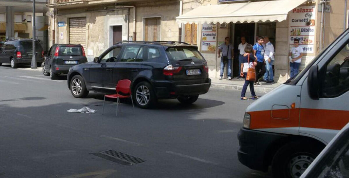 Donna travolta da un suv in via Palazzi, l'incidente davanti l'ospedale - 