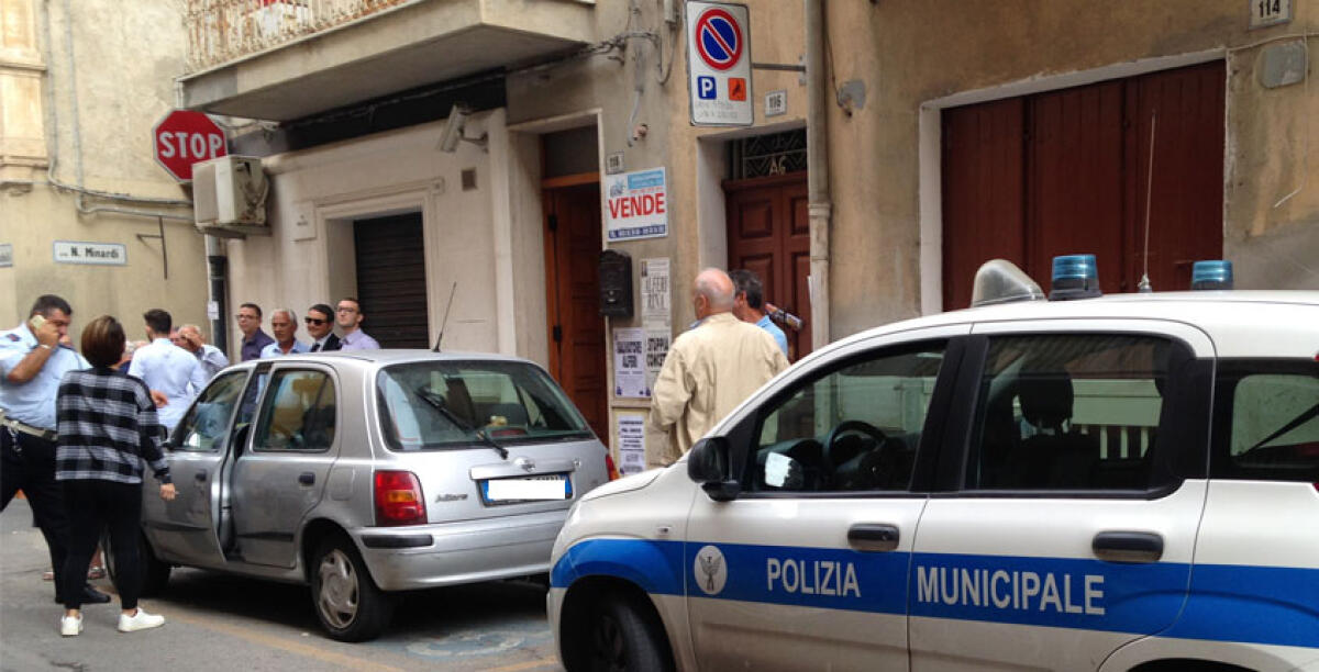 Occupa uno stallo per disabili e blocca un corteo funebre: la salma è rimasta dentro casa - 