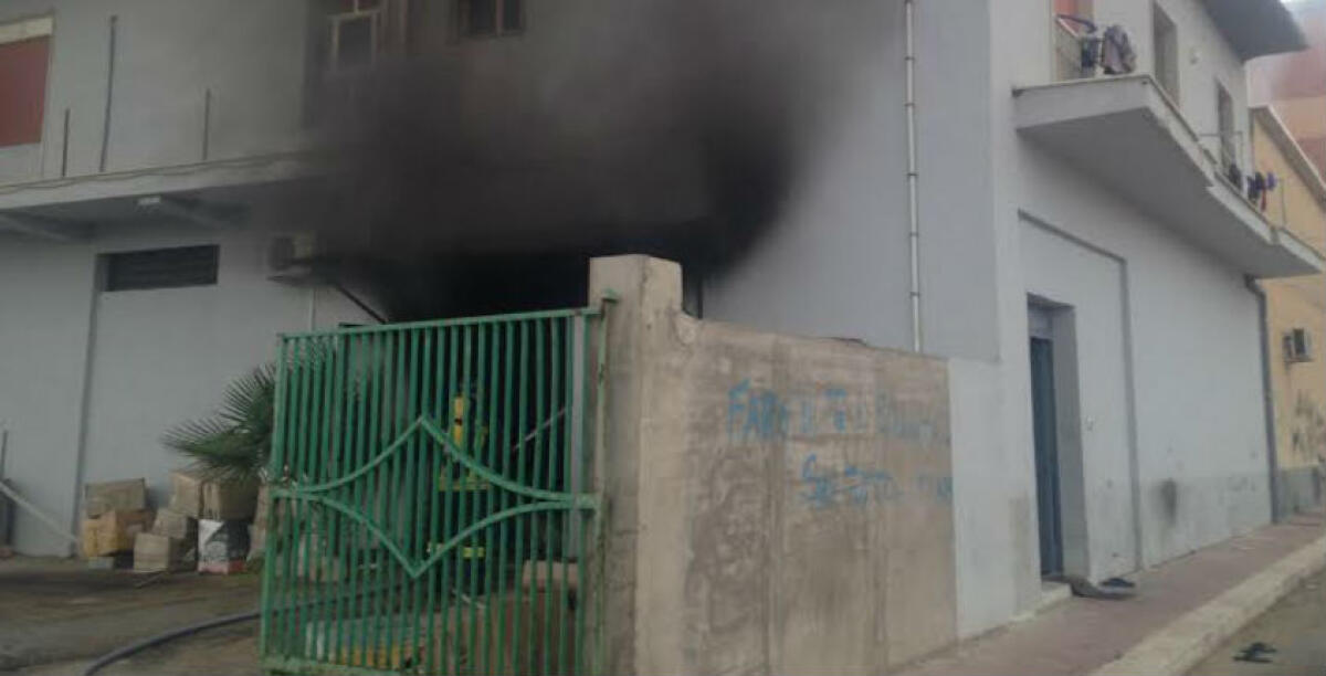 La zona del centro commerciale in fiamme evacuata - 