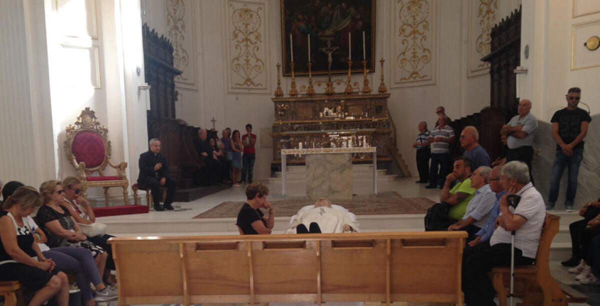 Camera ardente in chiesa Madre per l'ultimo saluto a padre Alabiso - 