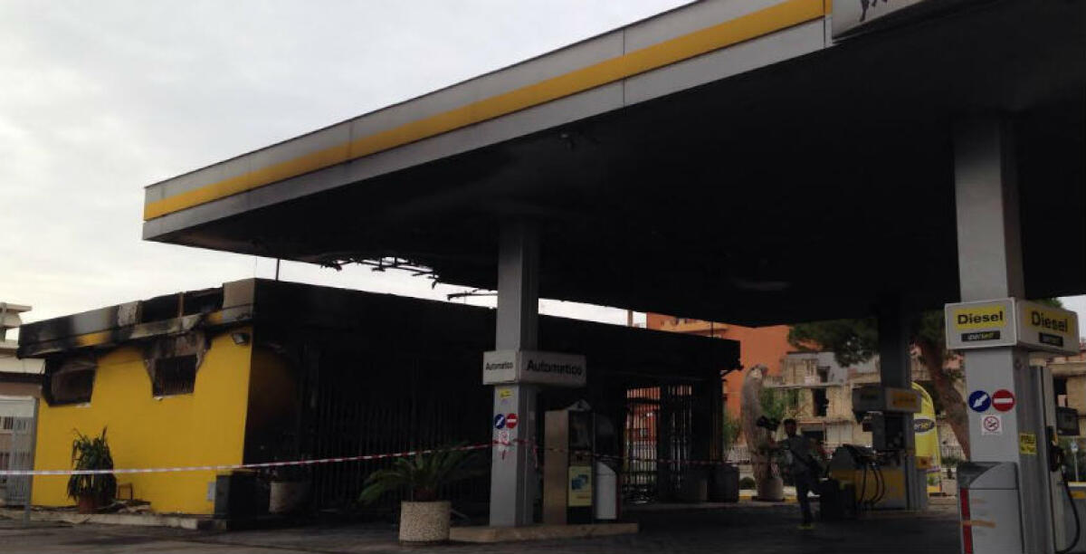 Distrutta dalle fiamme la stazione di servizio Eni di via Niscemi, il rogo ha avvolto l'intera attività - 