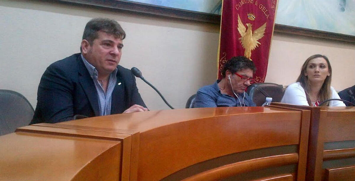 In aula si parla di Eni e mancano anche i lavoratori, "è una riunione inutile!": il Pd nella tempesta delle critiche - 