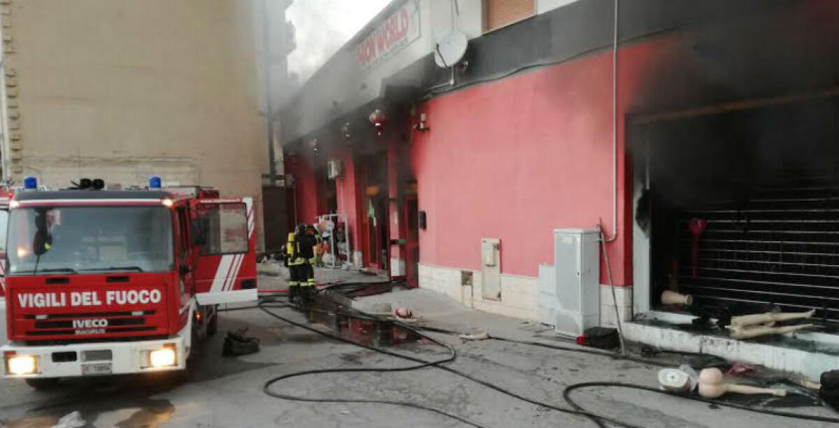 Fiamme al centro commerciale cinese di via Venezia, danni e persone evacuate - 