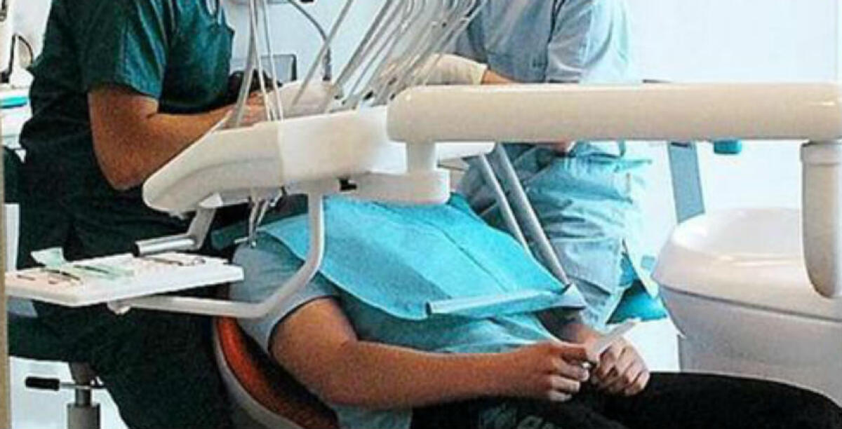 Ingoia una piccola lama durante l'intervento dentistico, il paziente trasferito d'urgenza - 