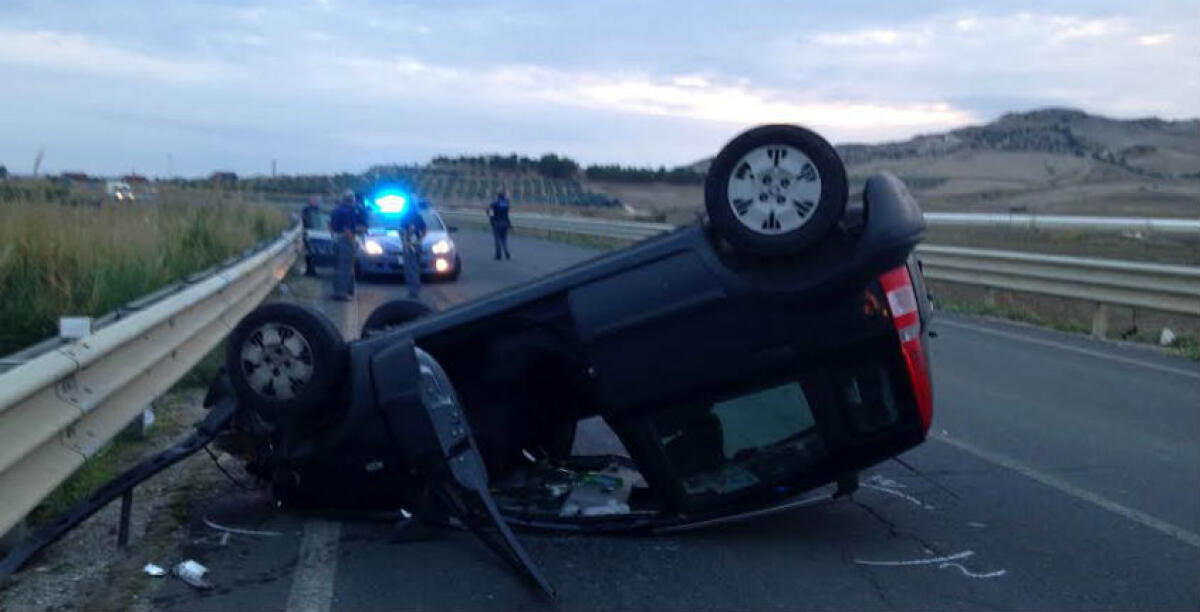 Una Fiat Panda si ribalta sulla 117 bis Gela-Catania, a bordo quattro tifosi dell'Igea Virtus - 