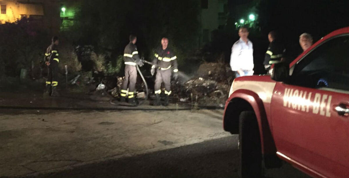 In fiamme l'area abbandonata a ridosso di una stazione di servizio in via Niscemi - 