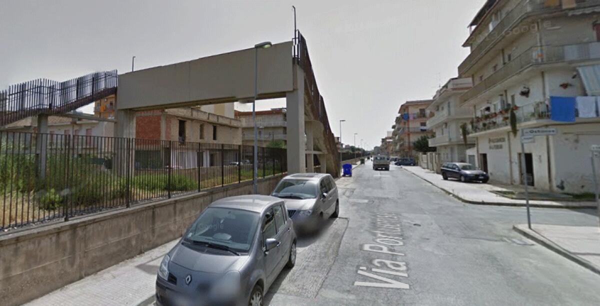 Picchia la madre e poi minaccia di gettarsi da un sovrappasso, fermato un giovane - 