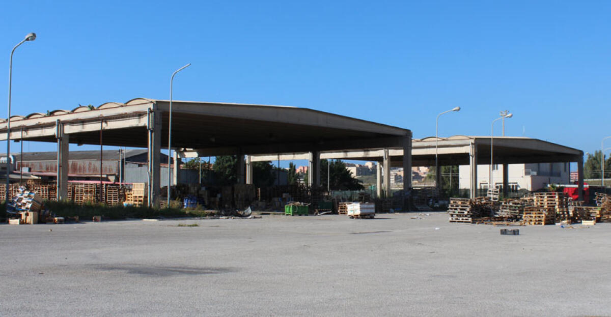 Stretta sugli immobili comunali affidati ai privati, sfratto al titolare di una rivendita di ortofrutta e ad un'associazione - 