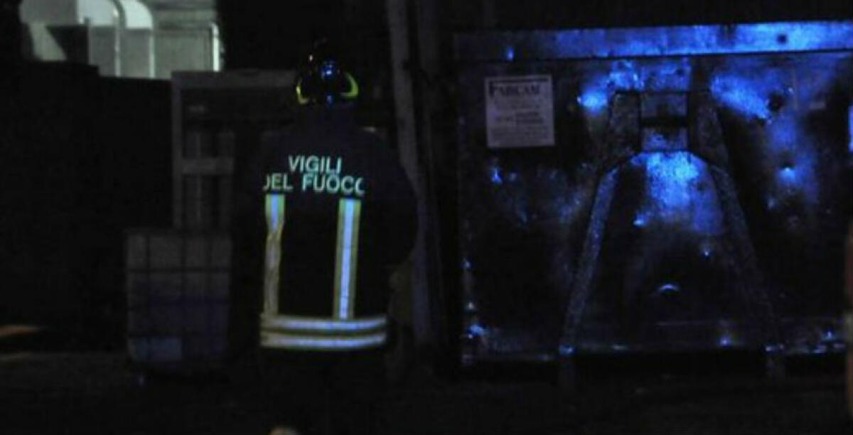 Hanno tentato di appiccare il fuoco ad una gioielleria nel centro storico, utilizzate bombole per colpire - 