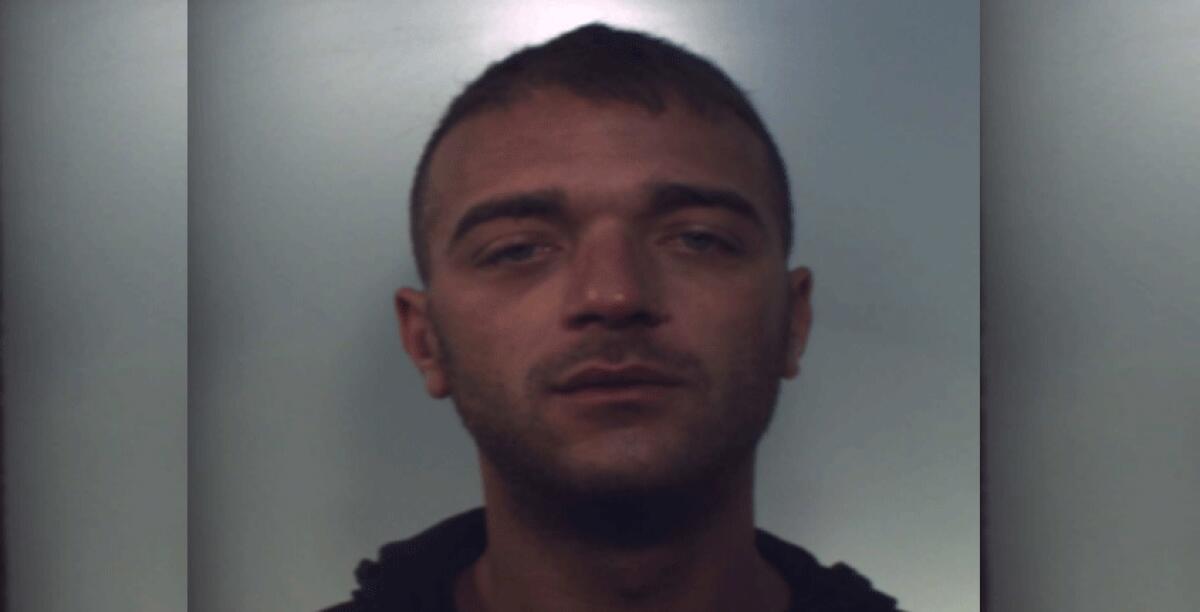 Chiedeva soldi e minacciava i genitori, evade dopo l'arresto: in carcere un 28enne - 