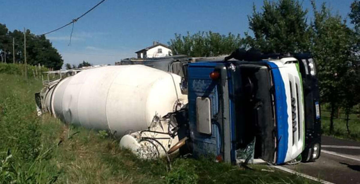 Si ribalta un'autobetoniera sulla sp 83, il conducente finisce sull'asfalto - 