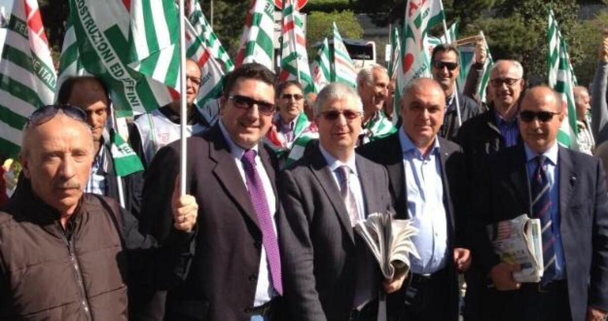 L'incontro con la giunta non c'è stato, gli edili rompono la tregua: "Pronti ad occupare il municipio" - 