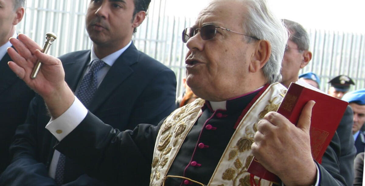 Lutto cittadino per i funerali di monsignor Alabiso, processione di fedeli in Cattedrale - 