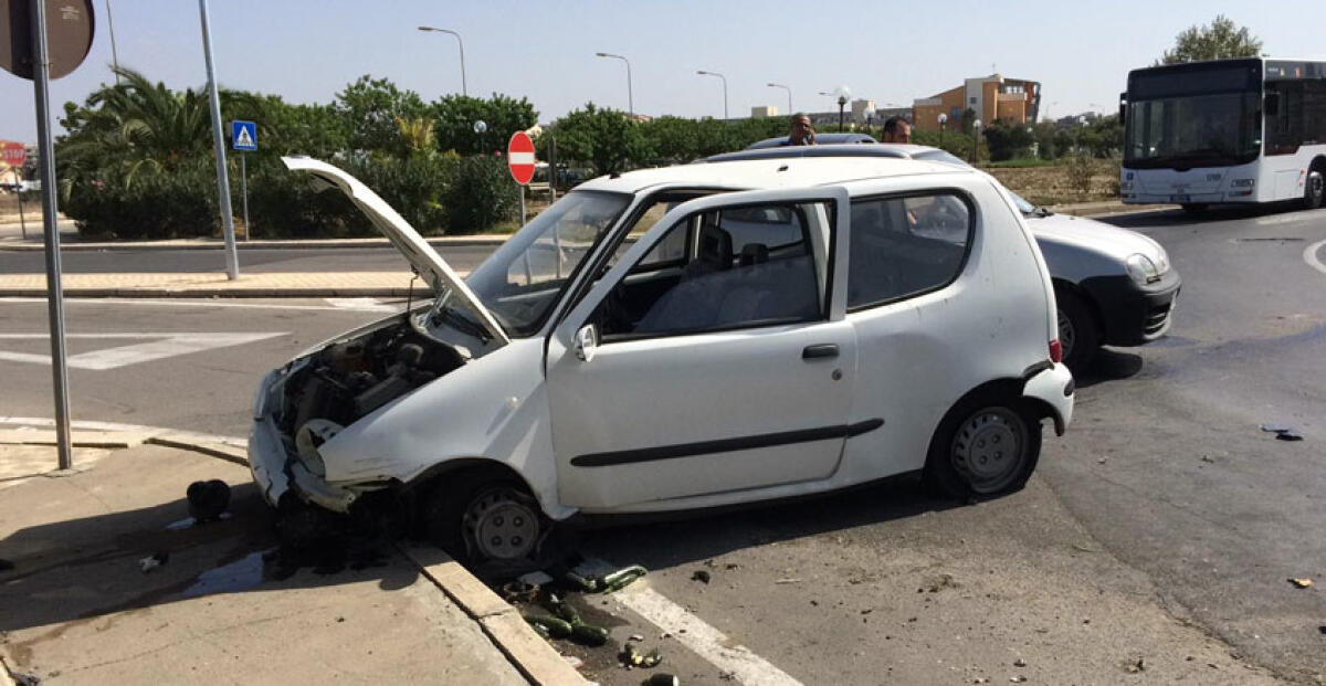 Perde il controllo della sua utilitaria, incidente alla rotonda di Macchitella - 
