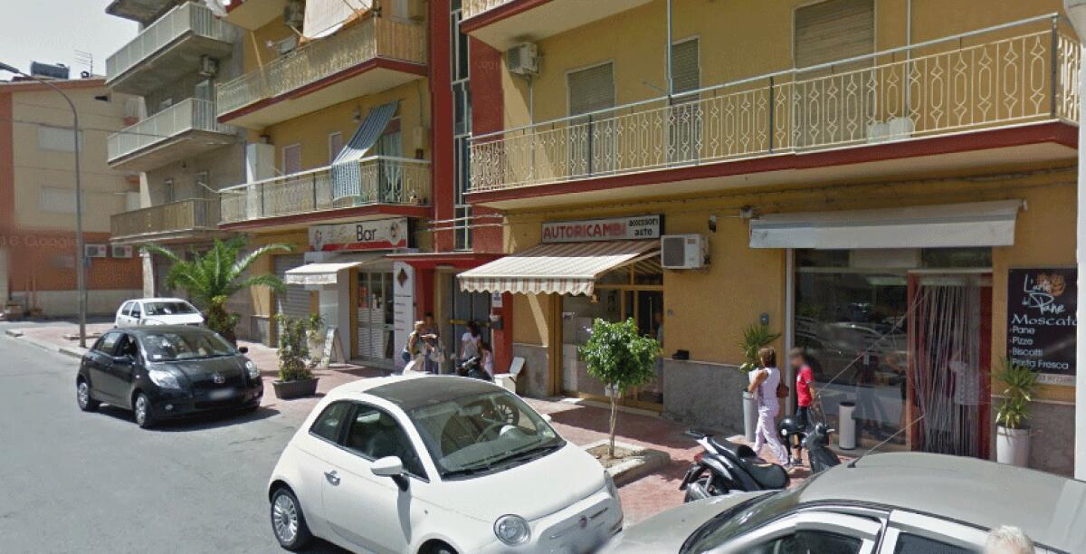 Tre pistolettate contro la vetrina di un panificio a Settefarine - 
