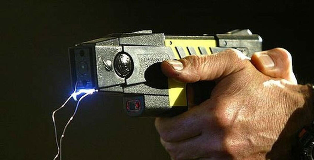 Musicista ferito con scariche elettriche da due balordi, passeggiava nel centro storico - 