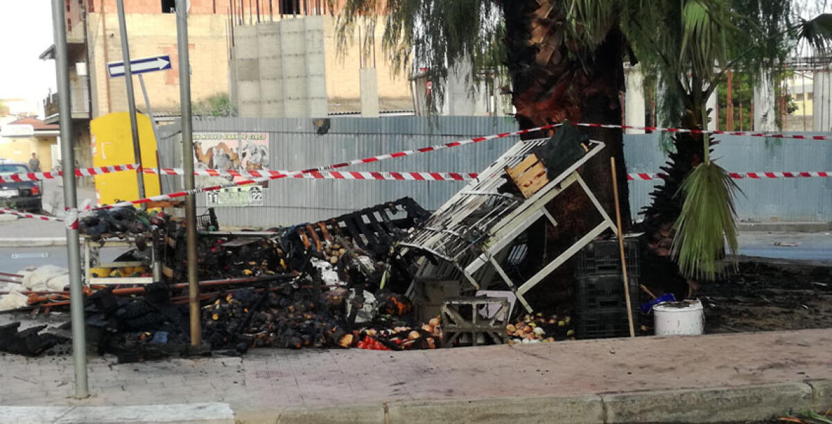 Incendiata in via Ruggero Settimo la rivendita di frutta di un venditore ambulante - 