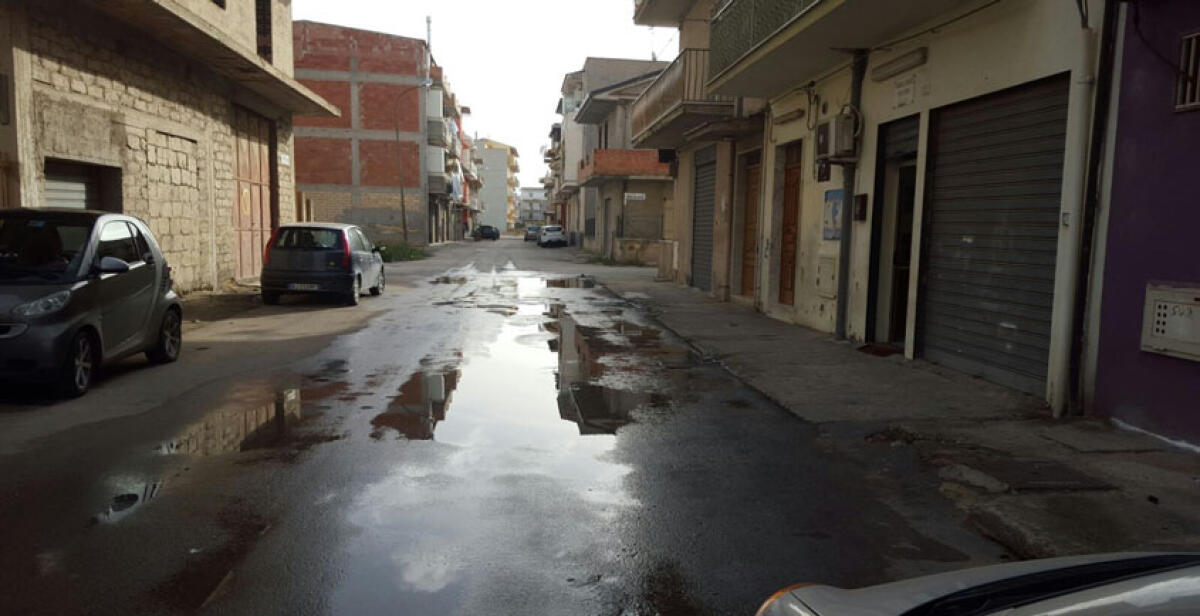 Da oltre sei mesi una perdita d’acqua a Settefarine, strade allagate e cittadini infuriati - 