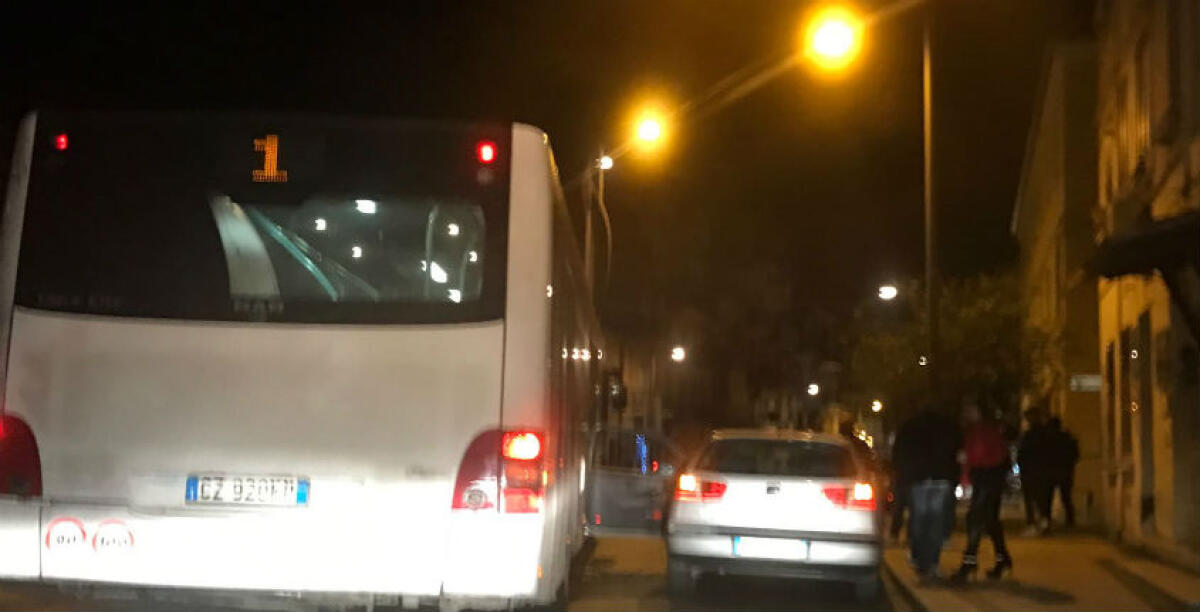 Un bus urbano contro lo sportello di un'auto in sosta, si è rischiato l'incidente - 