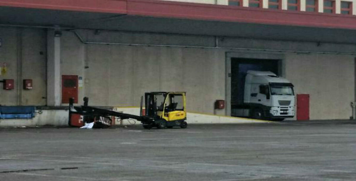 Schiacciato da un muletto, morto un operaio gelese: lavorava all'interporto di Fontevivo - 