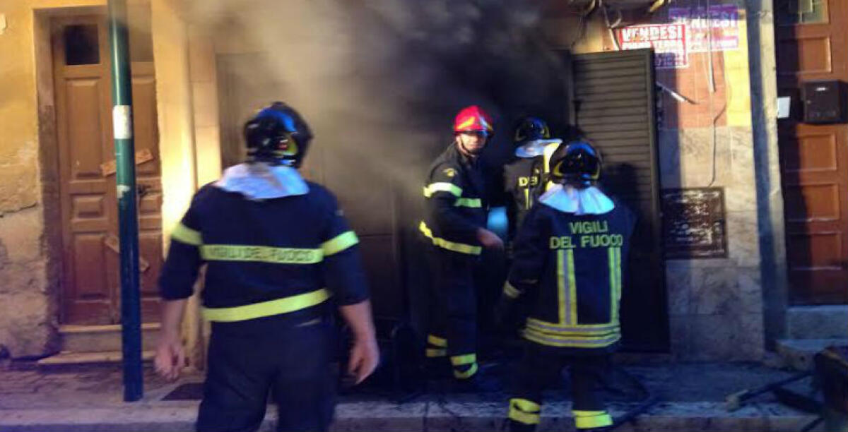 Fiamme in un'abitazione di via Passaniti, il rogo ha causato enormi danni all'immobile - 