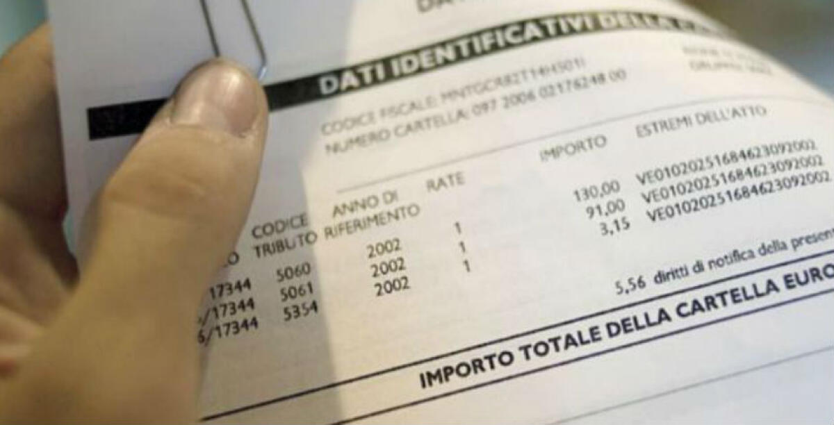 Schiacciato dal peso dei debiti, un ambulante impugna le cartelle esattoriali: stop a pagamenti per trentamila euro - 