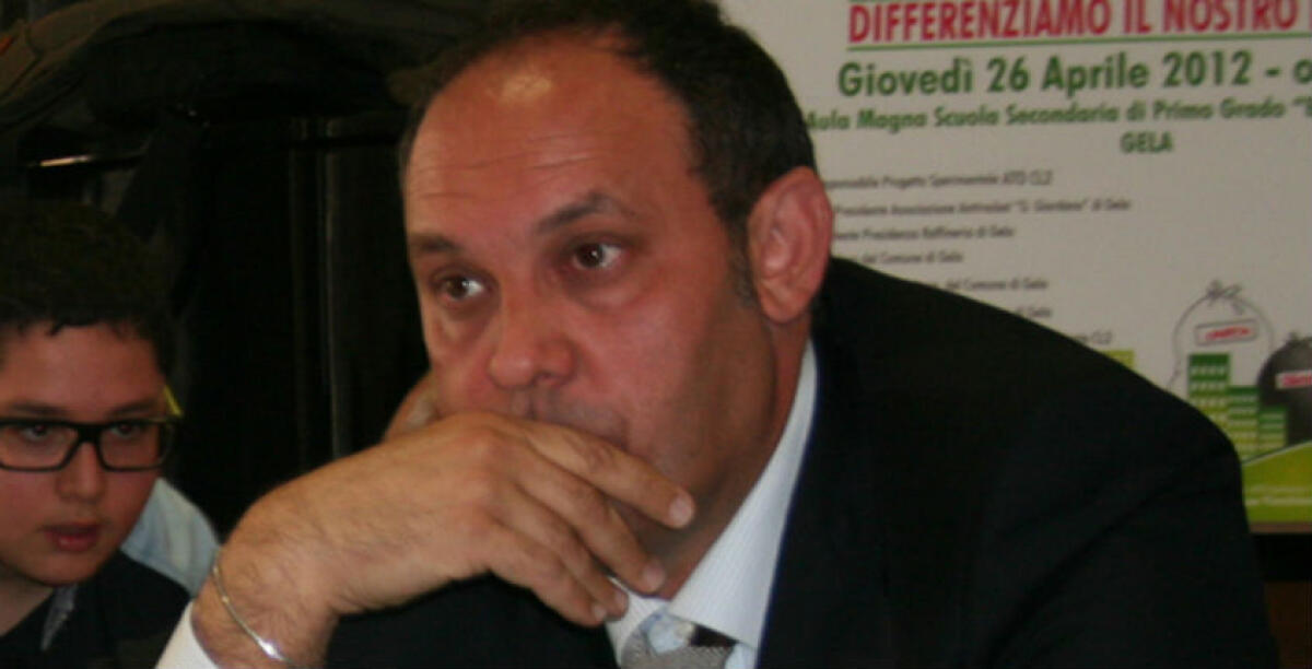 Il sit-in a palazzo di giustizia e le pesanti accuse all'Ato rifiuti: Panebianco e l'ente parti civili - Il commissario dell'Ato Cl2 Giuseppe Panebianco