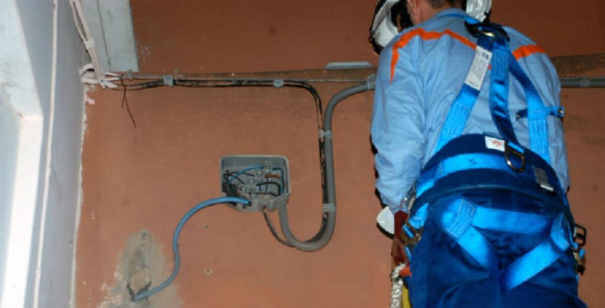 Un furto d'energia elettrica da almeno 4 mila euro, i giudici di appello annullano la condanna ad un operaio - 