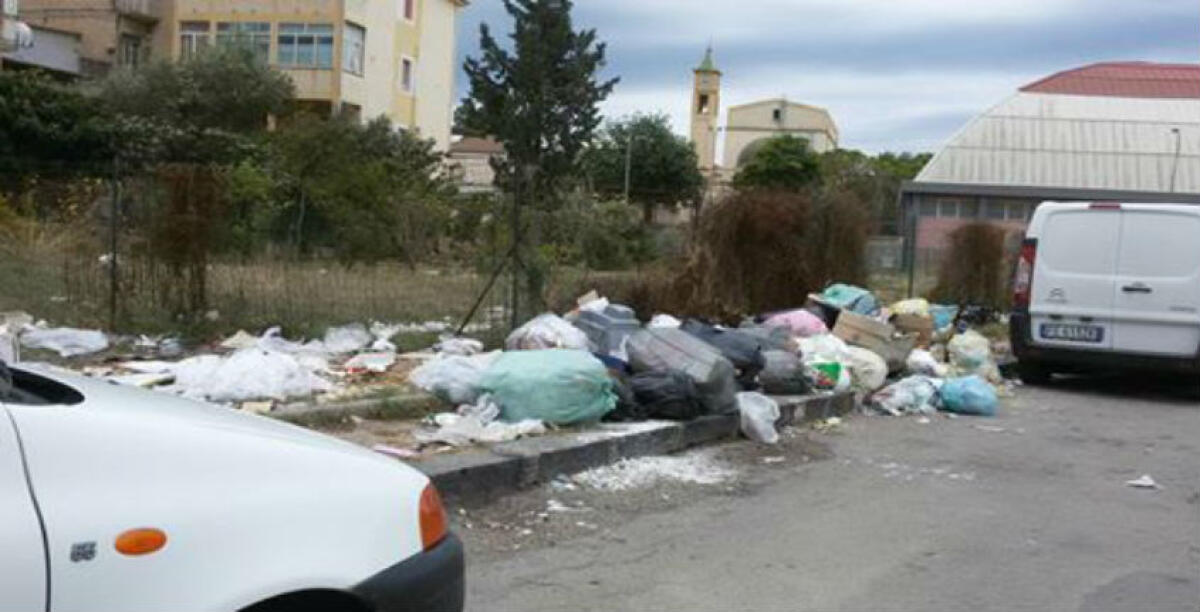 Pugno di ferro sulla differenziata, controlli porta a porta: le associazioni però denunciano discariche - 