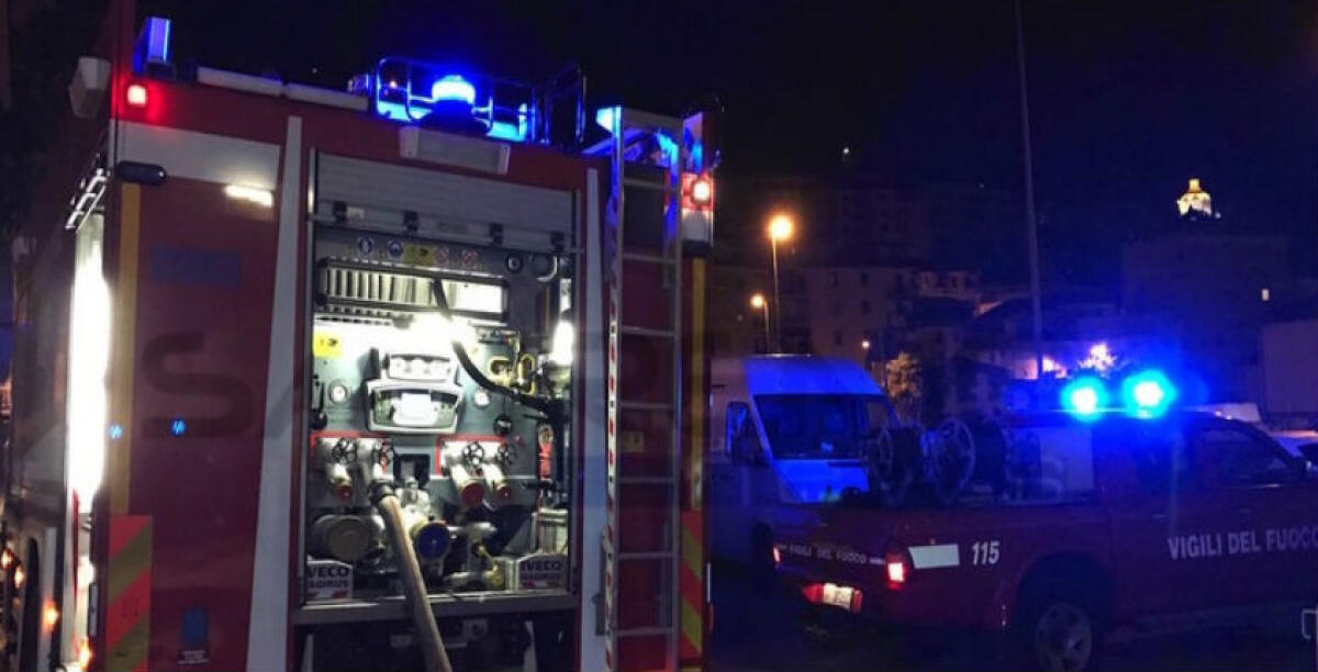 Incendio nel centro storico, una Mercedes danneggiata dalle fiamme in via Rossini - Immagini di repertorio