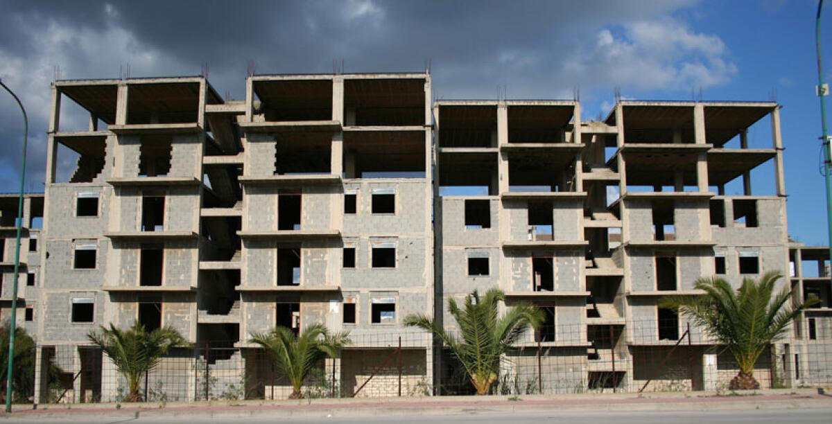 Costruzione abusiva e violazione dei sigilli, arrestate due persone - 