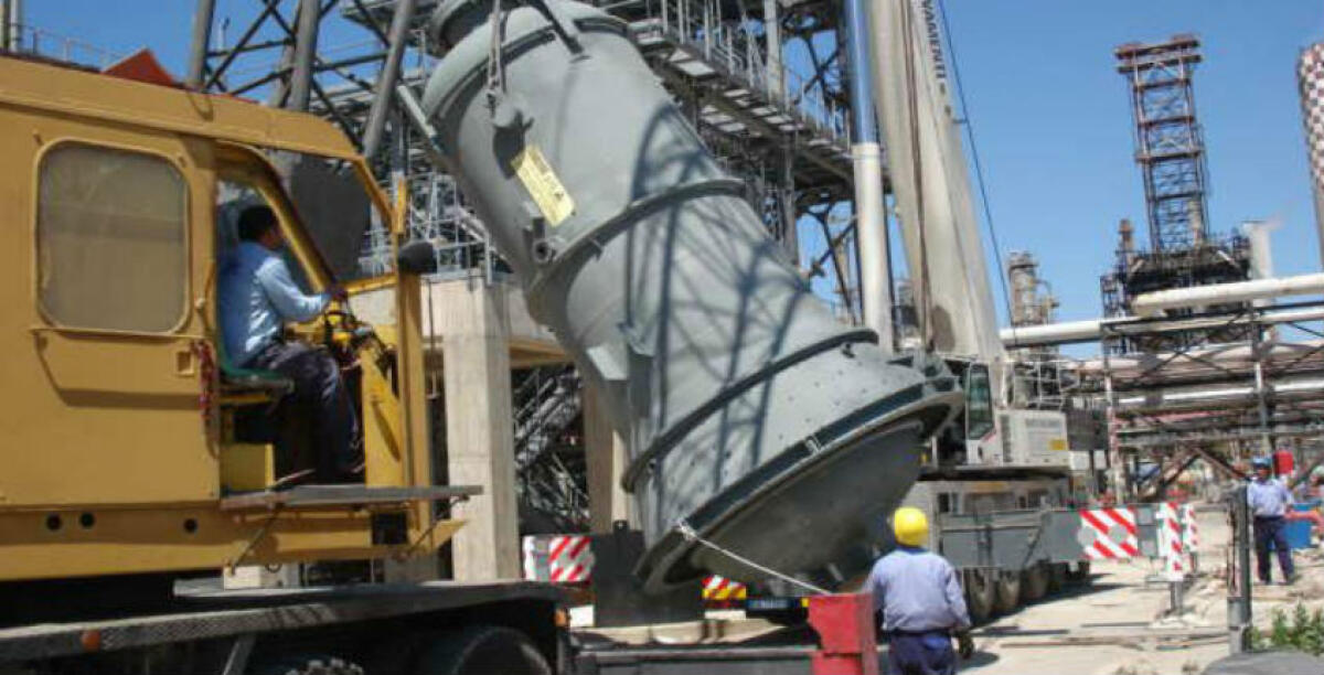 L'indotto Eni, in ballo il rinnovo degli appalti edili: Iudici, "dall'esito dipenderà la sorte di tanti operai" - Immagini di repertorio