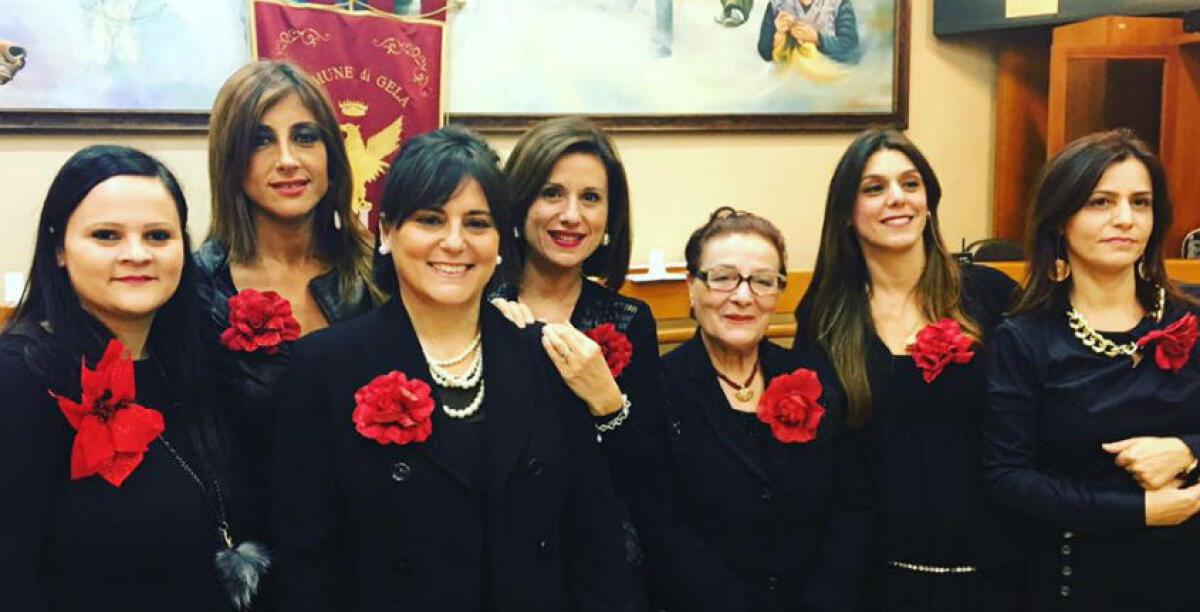 Un fiore rosso a sostegno delle donne vittime di violenza, le consigliere: "Ancora troppi silenzi" -