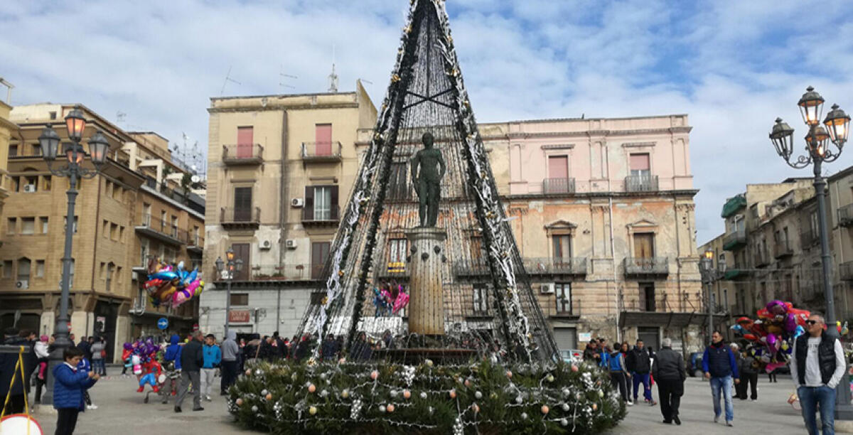 I soldi per gli eventi in città, Messinese contro le critiche: "Con noi i contributi non servono a far mangiare gli amici" - 