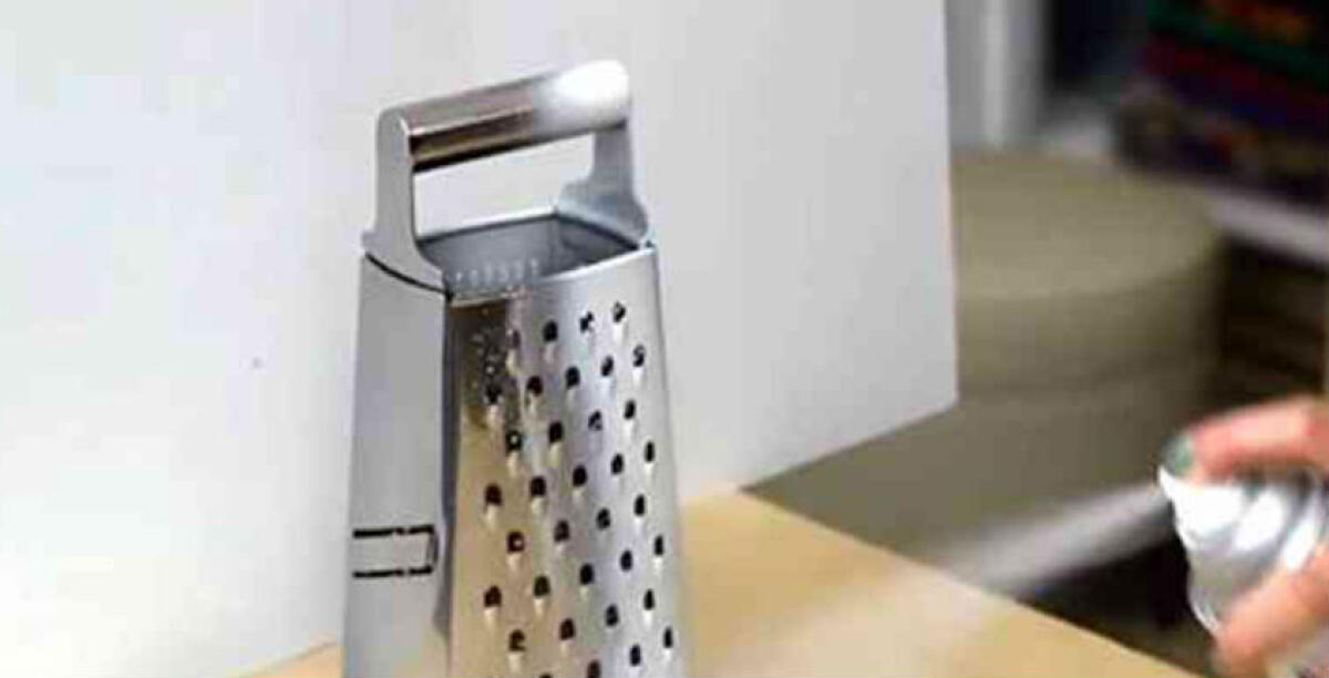 Il dito incastrato in una grattugia, una piccola di due anni in ospedale: i medici hanno rimosso l'utensile - 