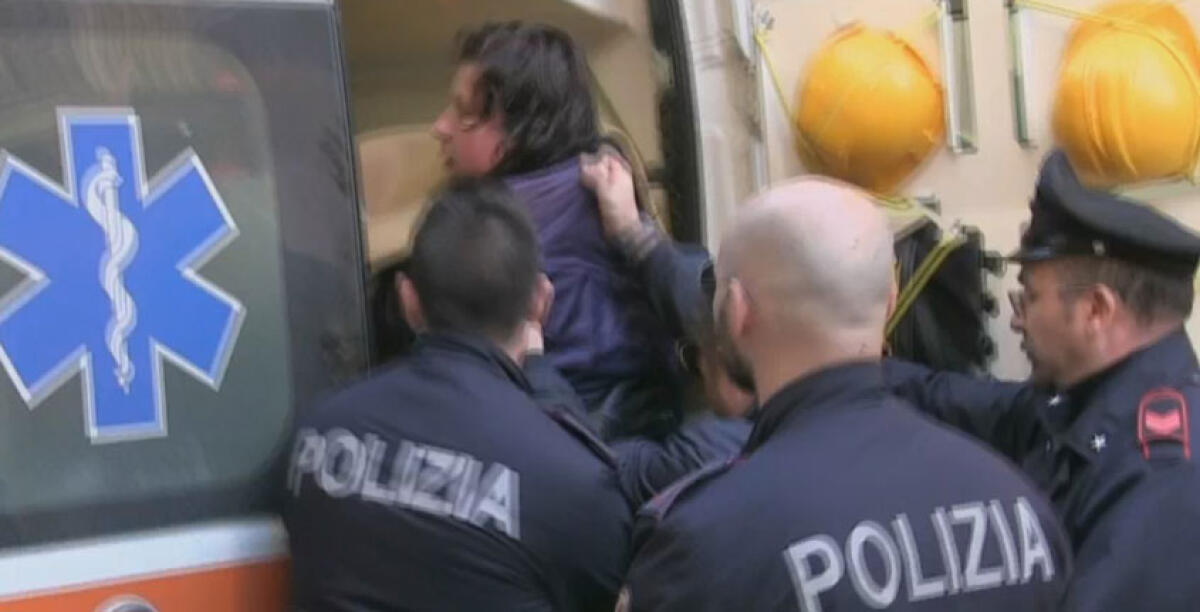 Sofia e Gaia soffocate dalla loro mamma, in pigiama hanno tentato di fermarla - 