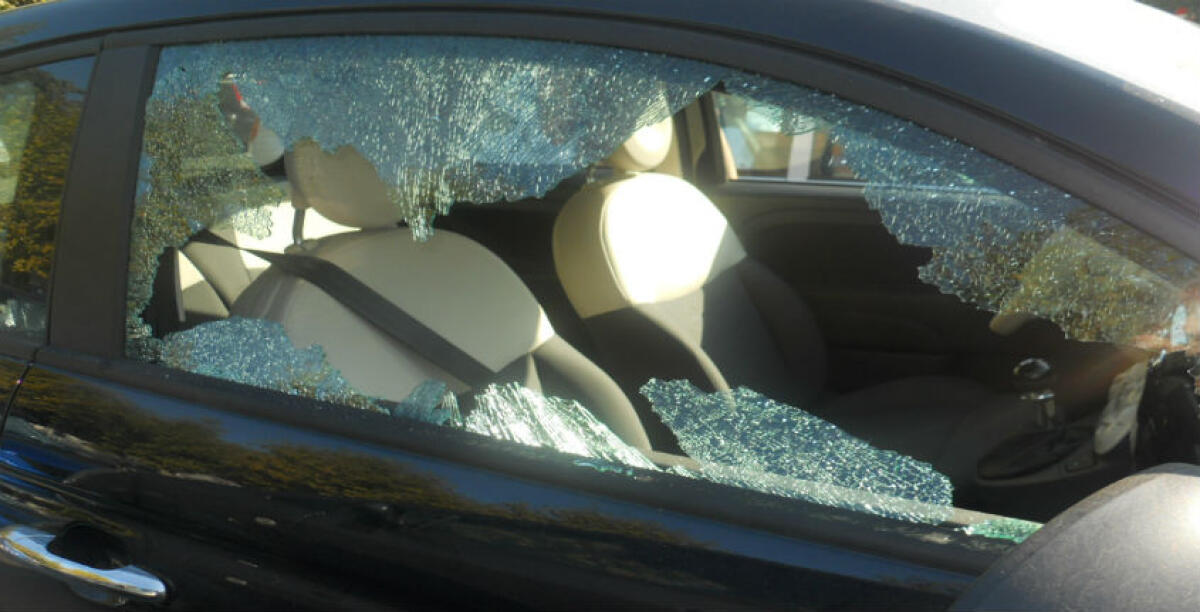 Aggredirono due giovani, i vetri dell'auto sfondati a bastonate: quattro a processo -